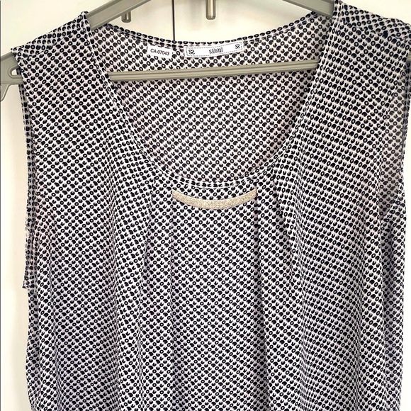 Sioni Sleeveless Black and White Patterned  Top - Chic & Versatile • Size Medium - Picture 6 of 17